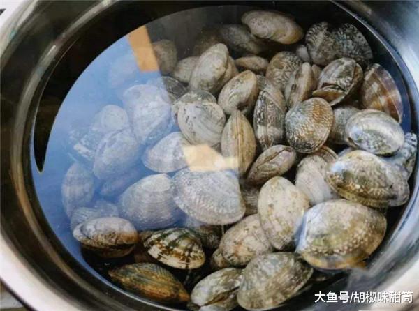 花甲焯水时需要“加盐”吗? 老厨师: 多数人做错, 难怪肉老腥味重